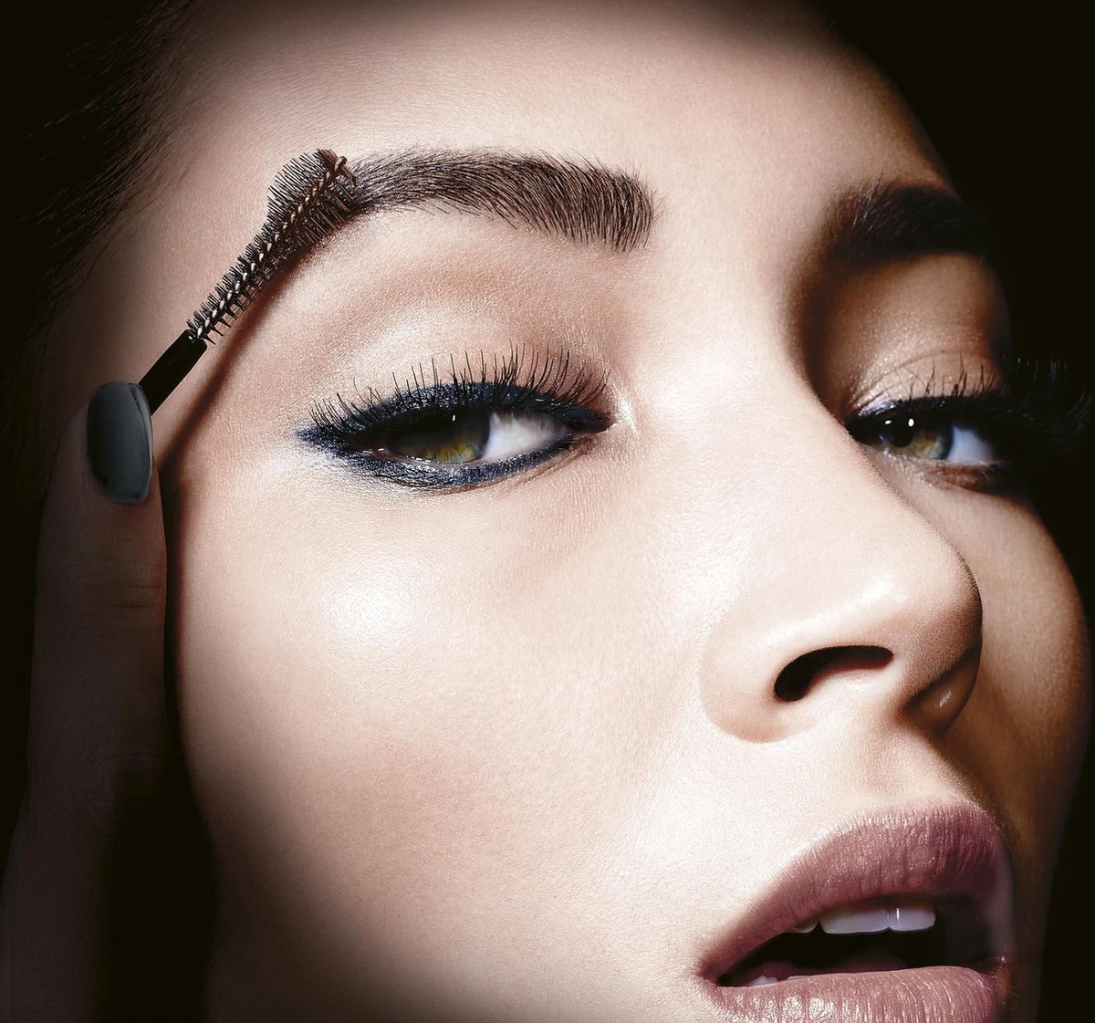 Maybelline Brow Drama Sculpting Wenkbrauw Mascara - Dark Brown 2 Maybelline Brow Drama Sculpting Wenkbrauw Mascara - Dark Brown - Afbeelding 2