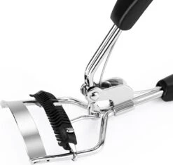 INTER-ESQUE® Wimperkruller Met Kam - Eyelash Curler + 5x Gratis Extra Siliconen Pad - Zwart/Zilver 13 INTER-ESQUE® Wimperkruller Met Kam - Eyelash Curler + 5x Gratis Extra Siliconen Pad - Zwart/Zilver -Cosmetisch Korting 1200x1142 1