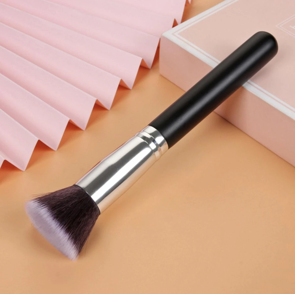 Merkloos Flat Foundation Brush | Zwart Zilver 1 Merkloos Flat Foundation Brush | Zwart Zilver