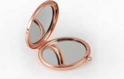 Merkloos Blossom Roségoud Make-up Spiegel | Compacte Zakspiegel Met Gepersonaliseerde Naam | Make Up Spiegel - Zakspiegel - Tas Spiegel - Hand Spiegel - Mini Spiegel - Kleine Spiegel -Cosmetisch Korting 1200x771