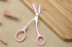 Without Lemons | Wenkbrauwschaar | Wenkbrauw Trimmer | Browshaper | BeautyTool | Gezichts Schaar | Dames| Ontharing | Design | Roze -Cosmetisch Korting 1200x782 1