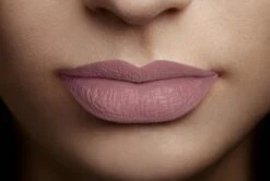 L’Oréal Paris Make-Up Designer Les Chocolats Lipstick - 842 Candy Man - Paars - Ultra Matte Lippenstift Met Chocoladegeur - 7,6 Ml 22 L’Oréal Paris Make-Up Designer Les Chocolats Lipstick - 842 Candy Man - Paars - Ultra Matte Lippenstift Met Chocoladegeur - 7,6 Ml -Cosmetisch Korting 1200x807