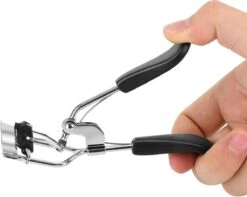 INTER-ESQUE® Wimperkruller Met Kam - Eyelash Curler + 5x Gratis Extra Siliconen Pad - Zwart/Zilver 10 INTER-ESQUE® Wimperkruller Met Kam - Eyelash Curler + 5x Gratis Extra Siliconen Pad - Zwart/Zilver -Cosmetisch Korting 1200x955 2