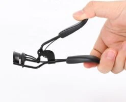 INTER-ESQUE® Wimperkruller - Eyelash Curler + 5x Gratis Extra Siliconen Pad - Zwart 11 INTER-ESQUE® Wimperkruller - Eyelash Curler + 5x Gratis Extra Siliconen Pad - Zwart -Cosmetisch Korting 1200x965