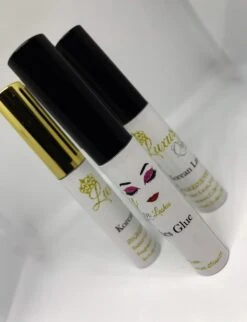 Luxuryqueenlashes Wimperlijm - Clear, Doorzichtig (2st) (NIEUWE VERPAKKING) 7 Luxuryqueenlashes Wimperlijm - Clear, Doorzichtig (2st) (NIEUWE VERPAKKING) -Cosmetisch Korting 921x1200